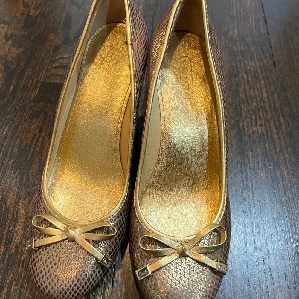 Women Coach shoes, closed toe gold wedge - Picture 3 of 4